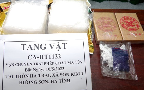 逮捕された容疑者は、ヘロインケーキ2個、クリスタルメス2kg、合成麻薬錠剤200錠を運搬中でした（写真2）