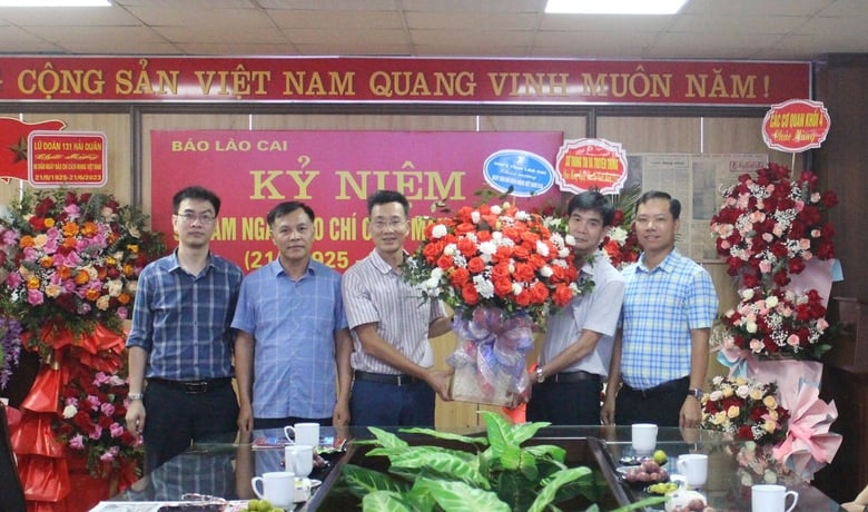 VNPT Lao Cai province presents flowers to congratulate Lao Cai Newspaper..jpg