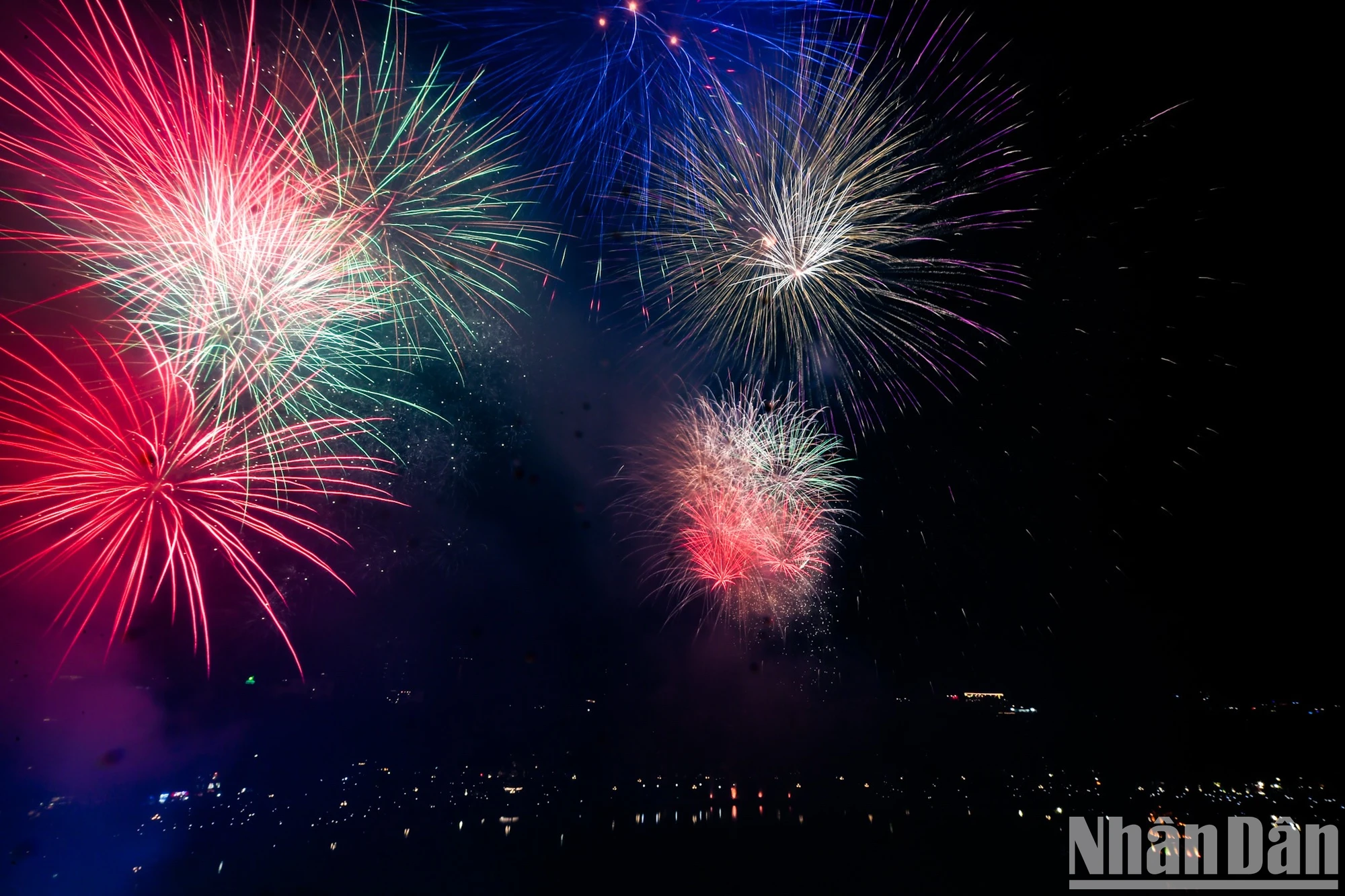 [Foto] Brillantes fuegos artificiales dan la bienvenida al nuevo año 2025 foto 6