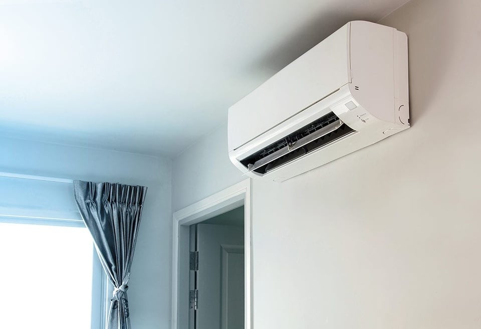 Why shouldn't you close the door when turning on the air conditioner?
