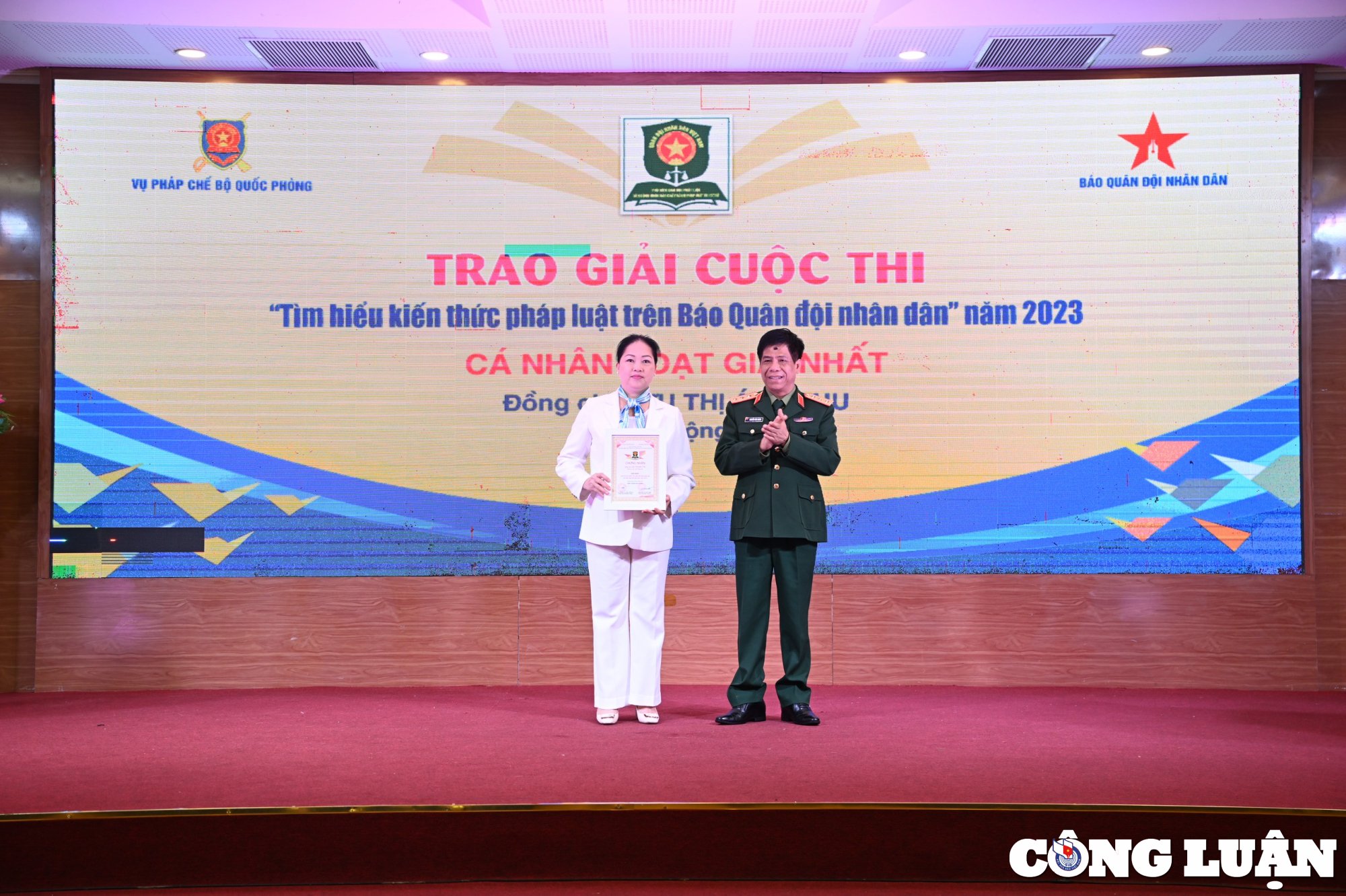 Ceremonia de entrega de premios del concurso en línea para aprender conocimientos jurídicos en el Diario del Pueblo 2023, foto 3