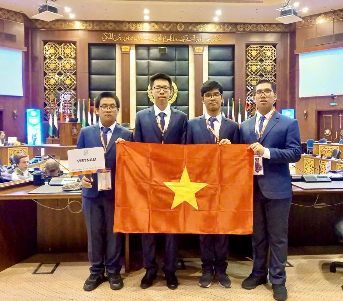 Olympic Tin học quốc tế 2024: Bốn học sinh Việt Nam đều có huy chương - Ảnh 1.