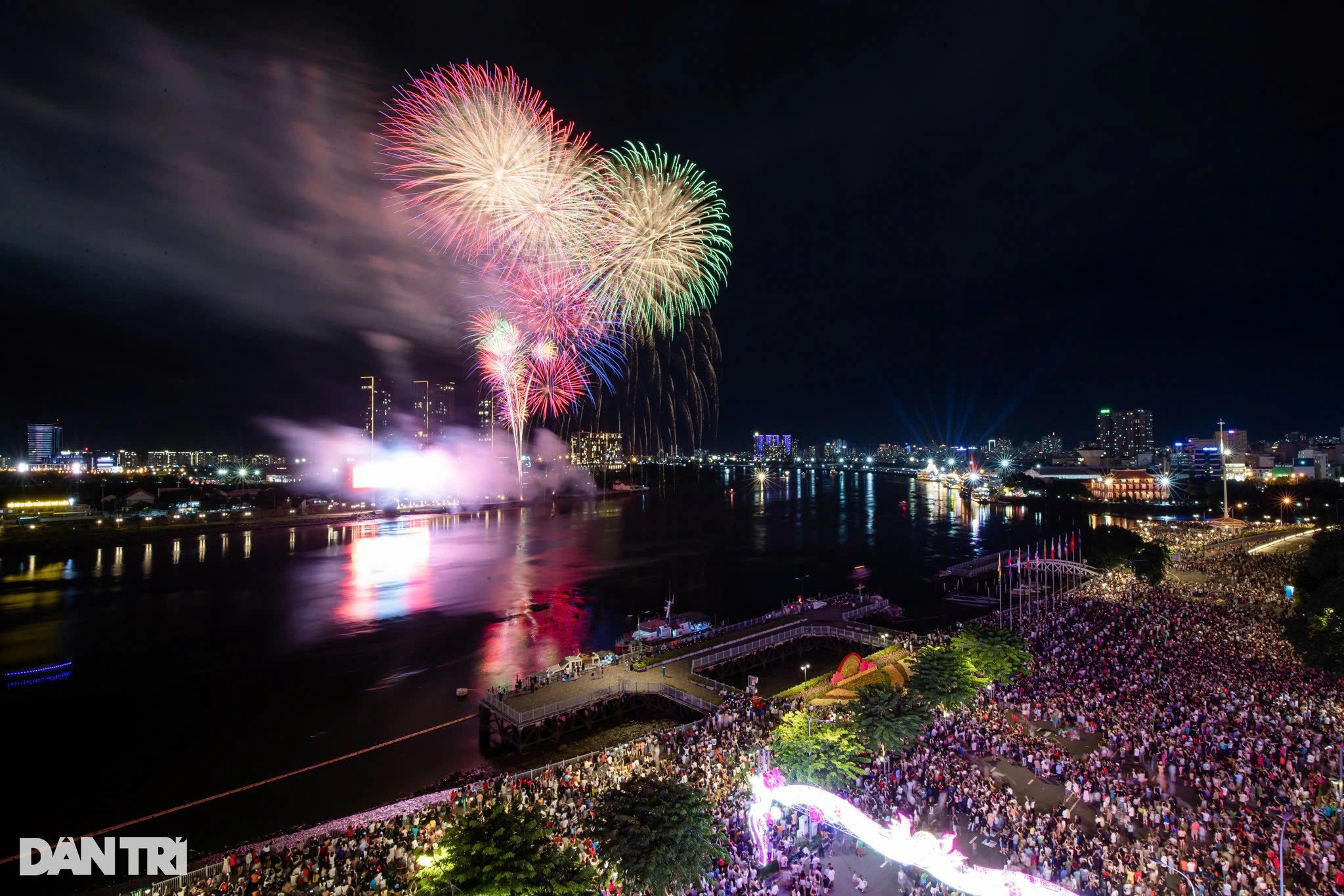 Mar de personas viendo fuegos artificiales volando en el cielo de la ciudad de Ho Chi Minh para celebrar el Día Nacional el 2 de septiembre