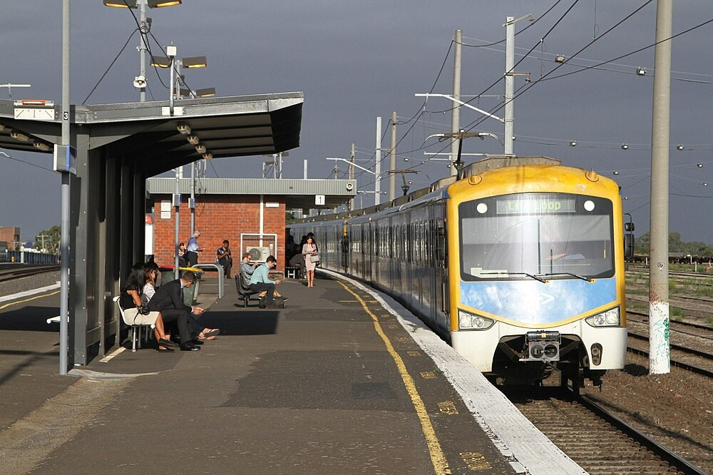 シーメンス_トッテナム_鉄道駅での市内行き列車.jpg