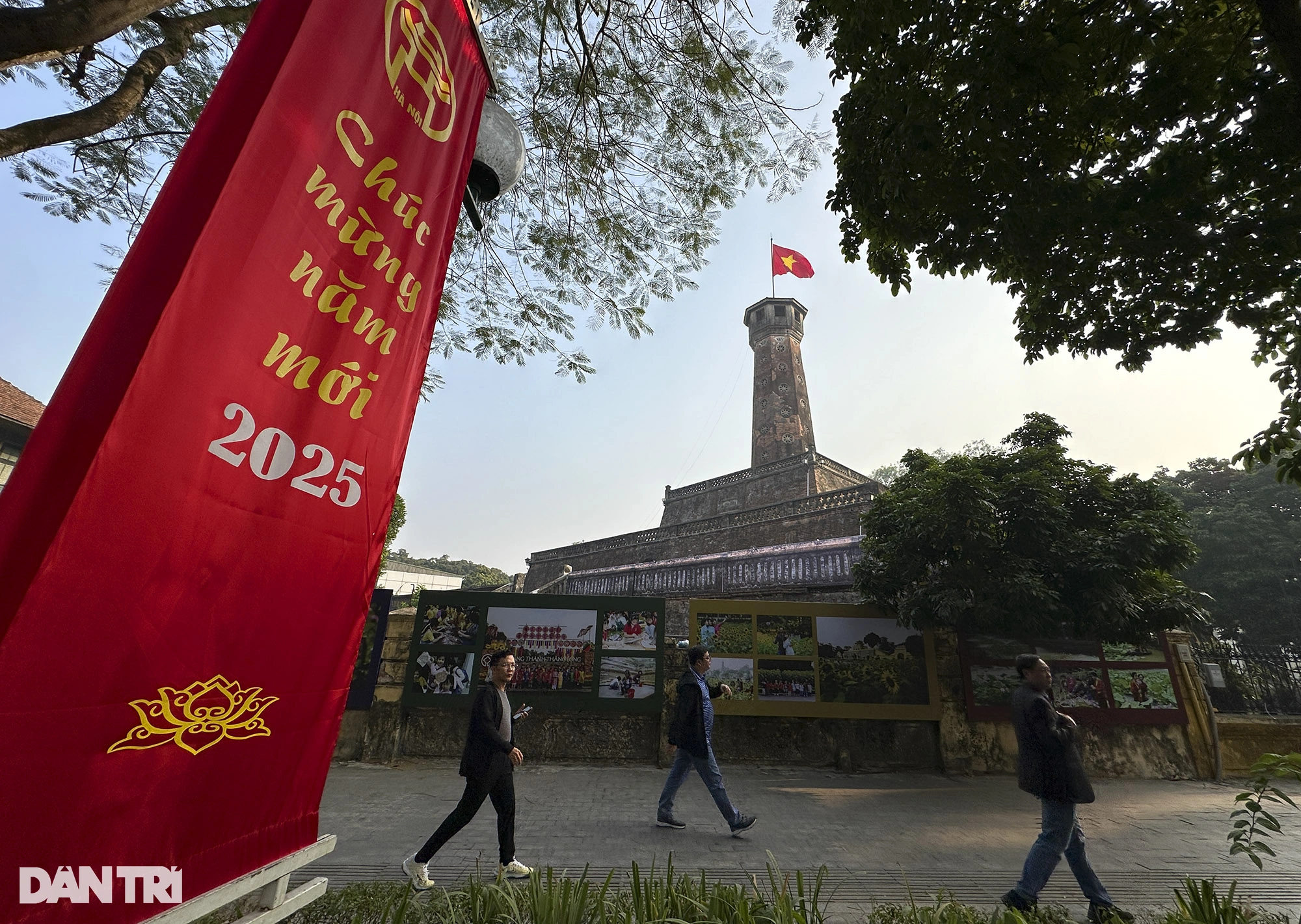 Hanoi: Sol amarillo brillante en la primera mañana del año 2025