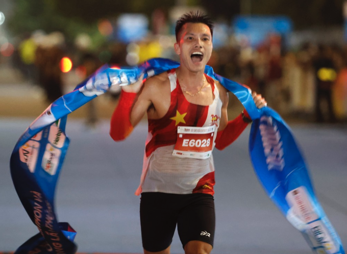 Quoc Luat estaba feliz después de ganar la categoría de 10 km en el campeonato nacional en la mañana del 31 de marzo. Foto: Maratón de Tien Phong