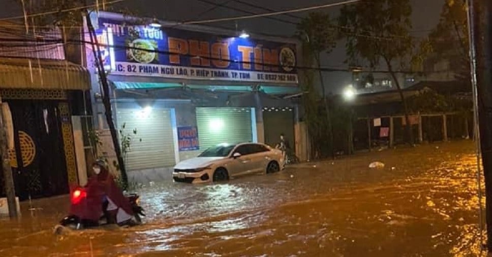 Starker Regen, viele Straßen in Binh Duong überflutet