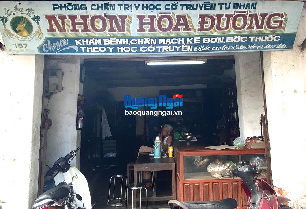 The hand-painted signboard drawn by Mr. Diep Thanh more than 30 years ago is still in use. Photo: Thien Di