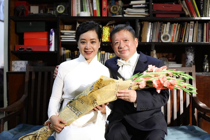 Meritorious Artist Chieu Xuan is happy with her husband. Photo: FBNV