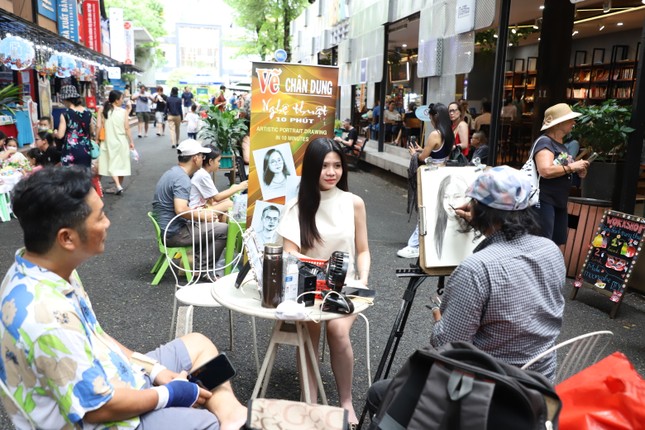 9月2日の祝日初日、ホーチミン市の中心部をのんびりと散歩する人々、写真13