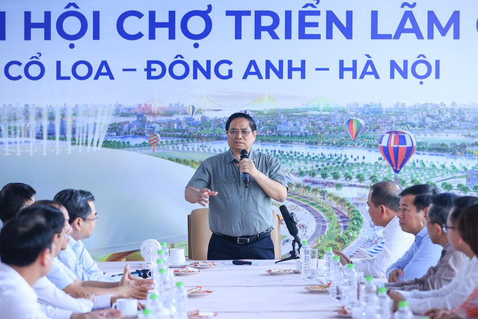 El Primer Ministro solicitó a los ministerios, sucursales y la ciudad de Hanoi que se coordinen estrechamente con Vingroup Corporation en la implementación del proyecto hasta su finalización y puesta en funcionamiento del Centro. Foto: VGP/Nhat Bac