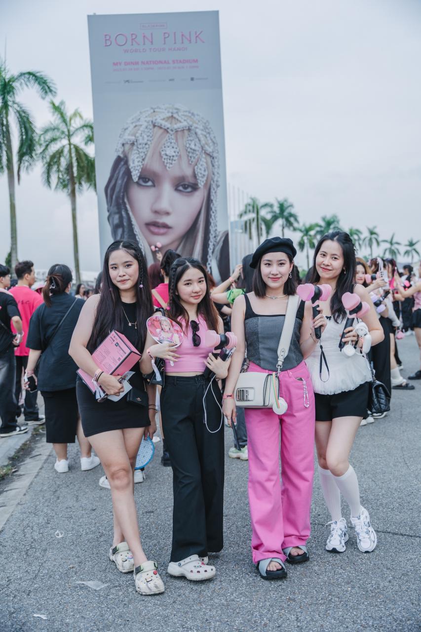 Giới trẻ Việt biến show Blackpink thành sàn diễn thời trang sành điệu - 3