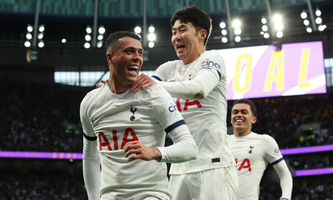 Pedro Porro (left) celebrates scoring the winning goal for Tottenham against Nottingham in London, round 32 of the Premier League on the evening of April 7, 2024. Photo: AP