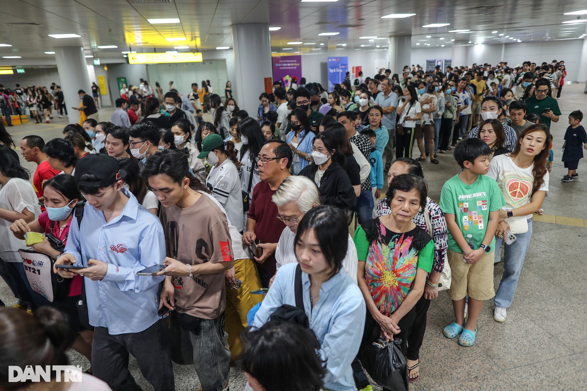 Metro TPHCM đông nghẹt người sau 20 ngày vận hành chính thức - 3