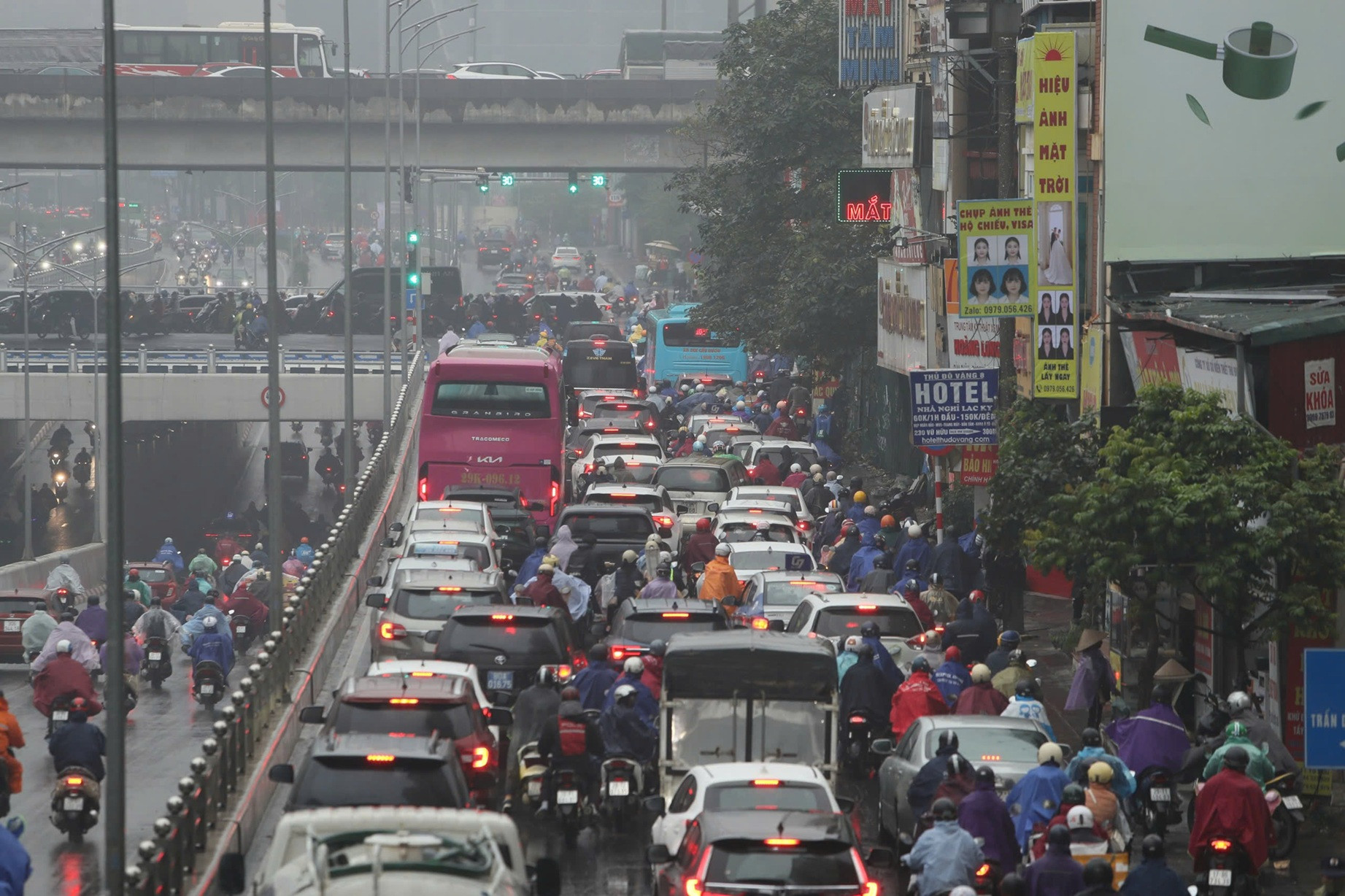 Las calles de Hanoi están congestionadas bajo la llovizna al comienzo de una ola de frío