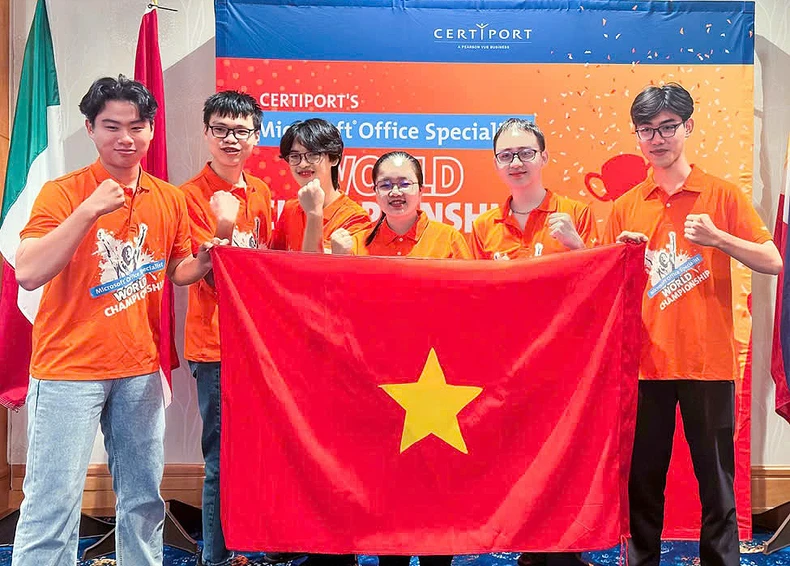 Vietnam won 2 medals at the world office informatics and graphic design awards