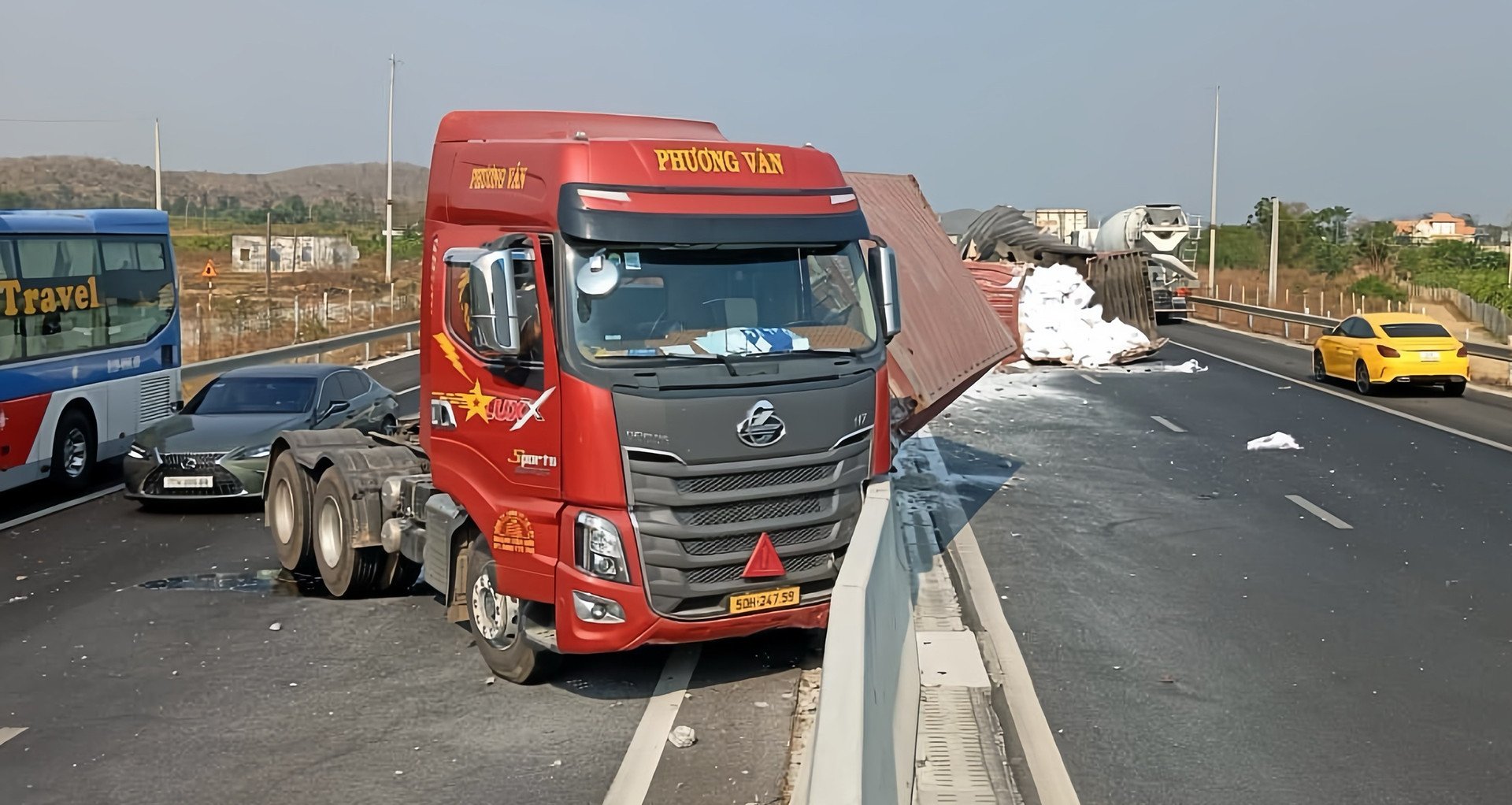 Xe đang lưu thông, 2 thùng container rơi xuống cao tốc Phan Thiết - Dầu Giây