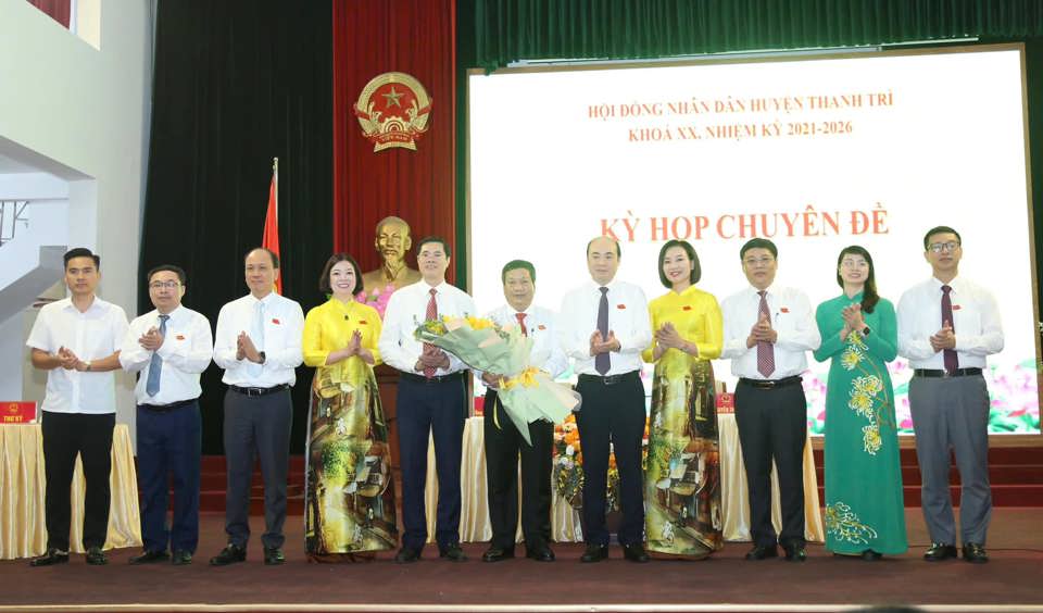 M. Nguyen Xuan Phong a été élu président du Comité populaire du district de Thanh Tri - Photo 1