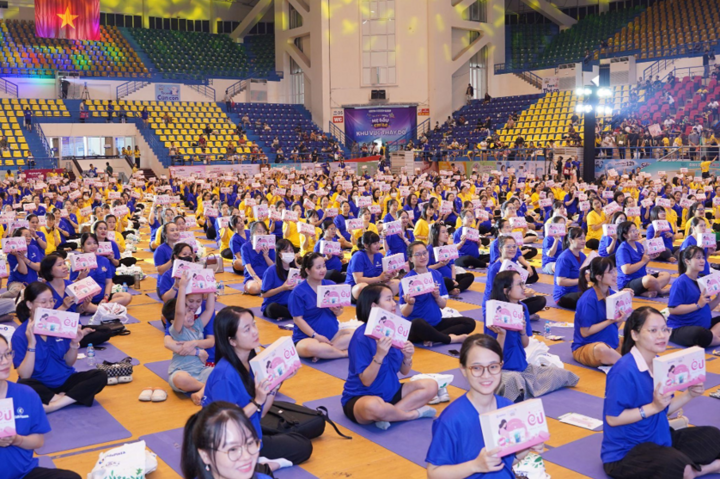 EU Aplicaps pregnancy supplements continue their journey of 1 billion VND in gifts to pregnant mothers participating in Yoga performances.