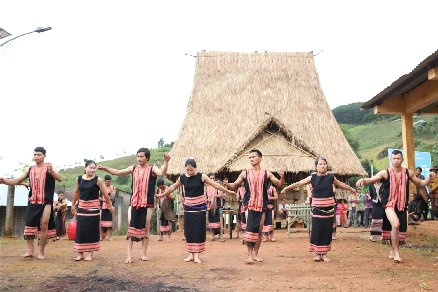 Với những giá trị văn hóa truyền thống đặc sắc, huyện Tu Mơ Rông đang định hướng xây dựng nhiều Điểm du lịch cộng đồng ở các làng đồng bào Xơ Đăng