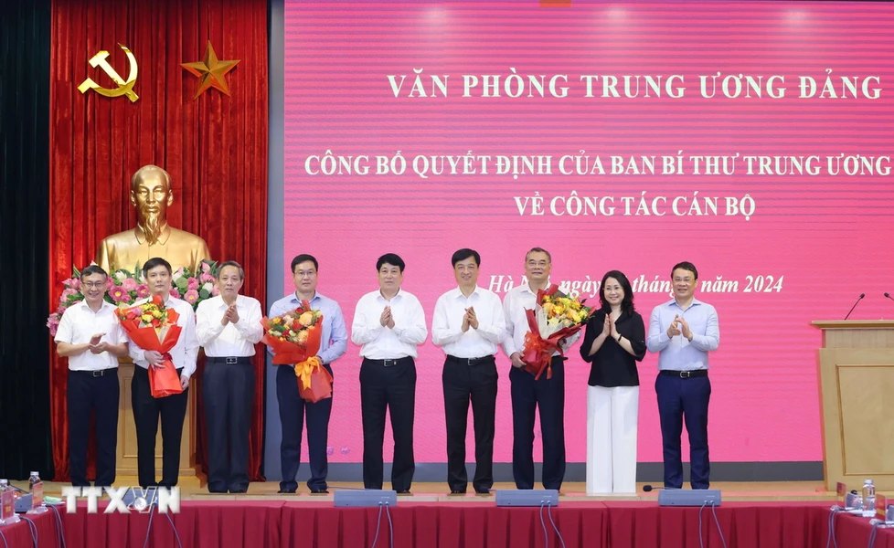 Politbüromitglied und ständiges Mitglied des Sekretariats Luong Cuong sowie die Leitung der Zentrale überreichten den ernannten Mitarbeitern Blumen, um ihnen zu gratulieren. Foto: VNA