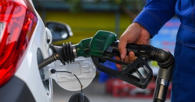 Why gasoline prices have decreased for 4 consecutive periods?