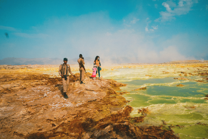 Mai Huong (en chemise jaune) et sa fille prennent des photos dans le bassin de Danakil, en Éthiopie. À côté de la mère et de l'enfant se trouvaient des guides locaux.