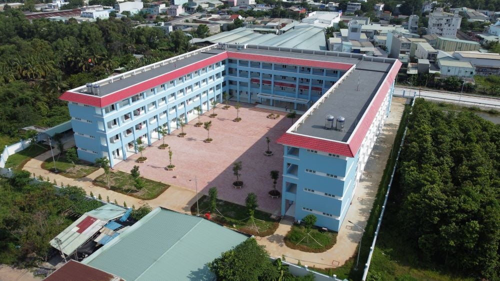 L'école primaire Tran Cao Van (quartier de Tan Tao) est construite sur une superficie de 12 844 m2, comprenant 30 salles de classe et 1 050 élèves.