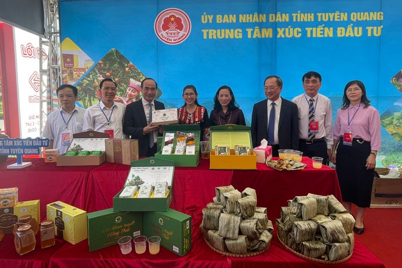 Der thailändische Botschafter besuchte einige Stände, an denen typische vietnamesische Produkte ausgestellt waren. Foto: Dinh Dai