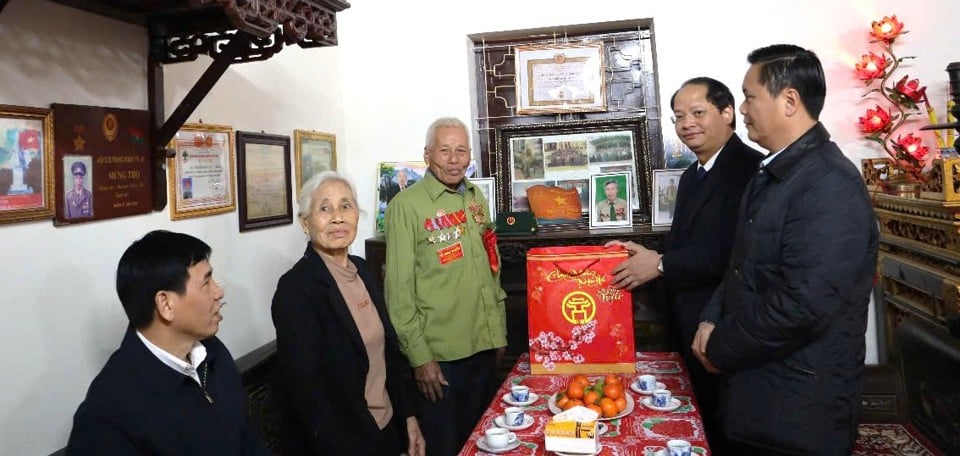 Trưởng Ban Tuyên giáo Thành ủy Hà Nội Nguyễn Doãn Toản, Bí thư Huyện ủy Đan Phượng Trần Đức Hải cùng các thành viên trong Đoàn thăm và tặng quà gia đình ông Nguyễn Đăng Tài, cụm 6, xã Hồng Hà, huyện Đan Phượng.