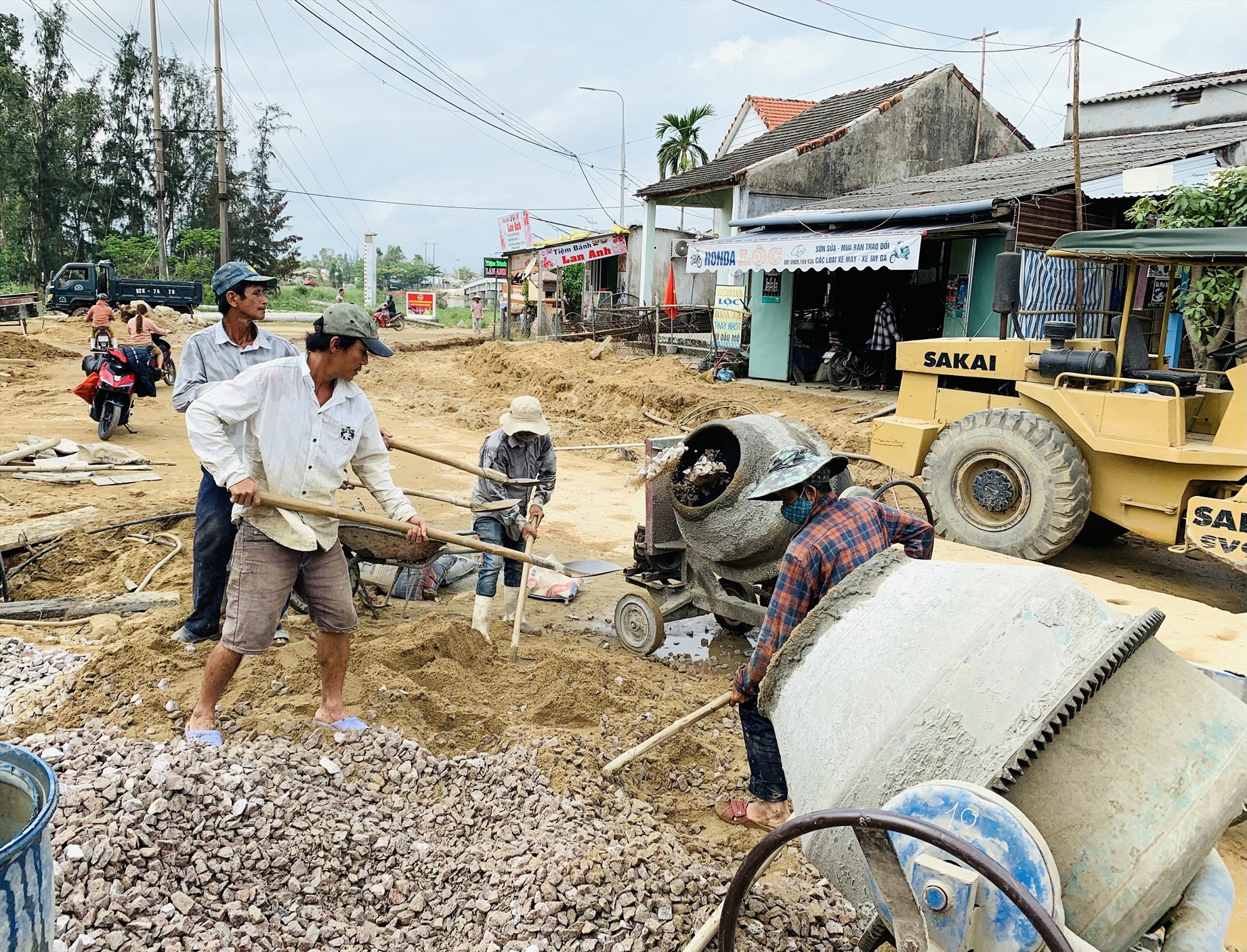 En 2022, en raison de la lenteur de l’allocation des capitaux par les gouvernements central et provinciaux, l’organisation, la mise en œuvre et le décaissement dans de nombreuses localités ont rencontré des difficultés. Photo : MAI LINH