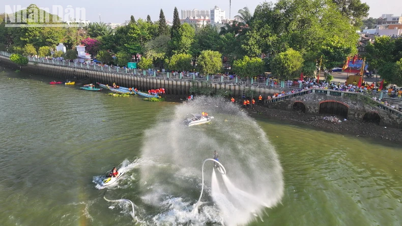 [Ảnh] Mãn nhãn với màn biểu diễn Fly Board trên sông Đồng Nai ảnh 7