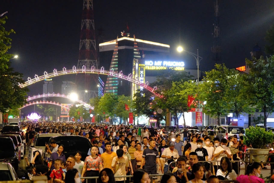 Vinh is gradually becoming bustling not only during the day, but also at night, many night food courts, commercial and entertainment areas have become attractive destinations for not only locals but also tourists. The picture of the night economy in Vinh City has gradually become clear with the story of infrastructure investment for walking street projects, ancient citadel night food courts...