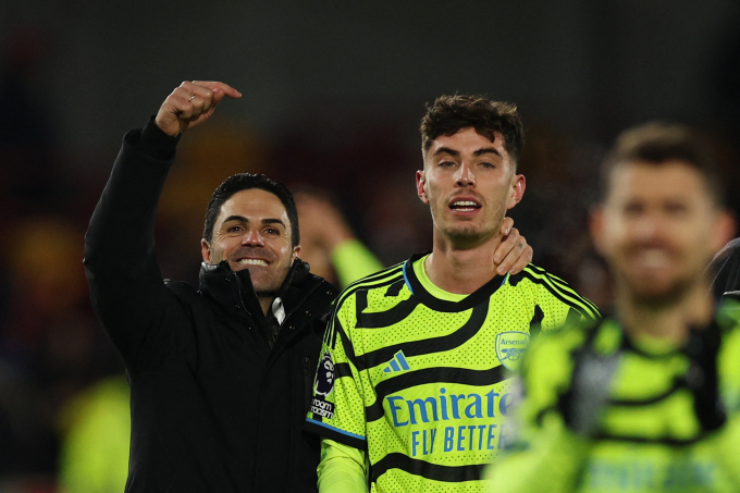 HLV Arteta chỉ tay vào Havertz kêu gọi người hâm mộ Arsenal tán thưởng học trò sau trận thắng Brentford 1-0 ở vòng 13 Ngoại hạng Anh. Ảnh: AFP