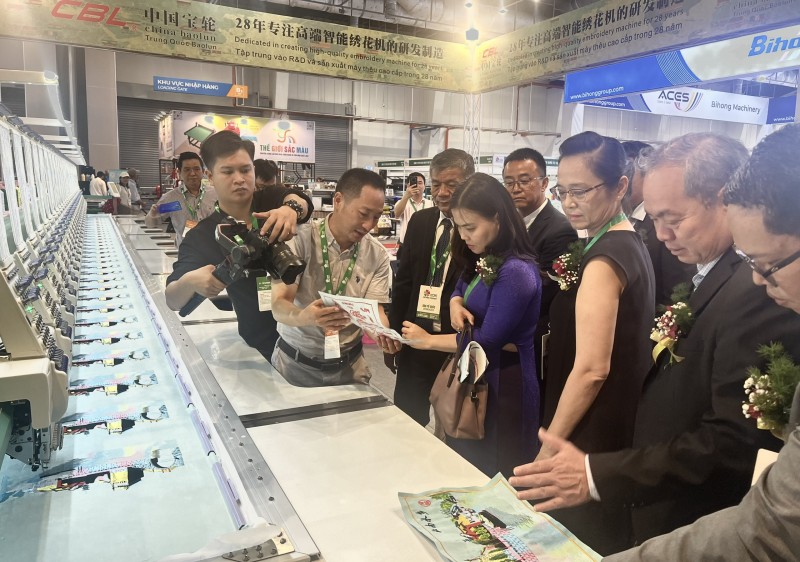 ビンズオン省で初めて開催される繊維サプライチェーン展示会の特別な点は何ですか?