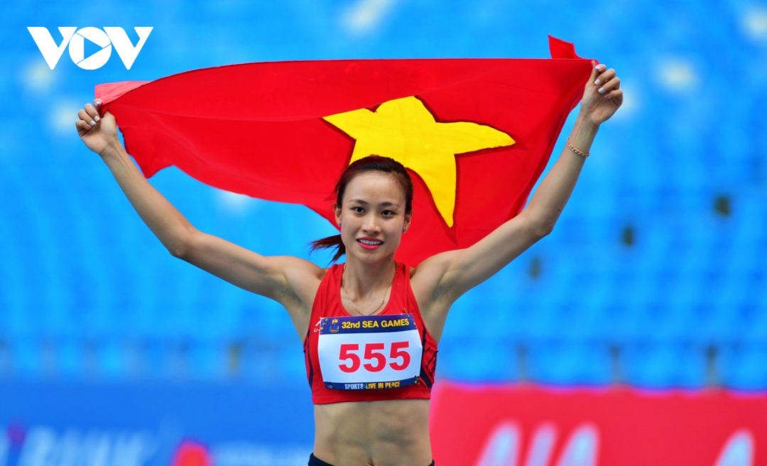 Huynh Thi My Tien celebrates winning the gold medal in the women's 100m hurdles