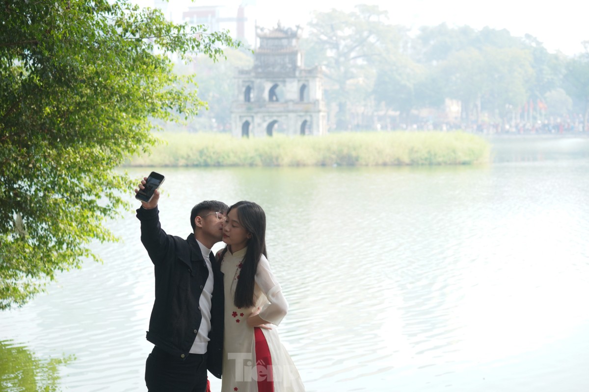 Hanoi people leisurely stroll and sightsee on the first day of the new year photo 3