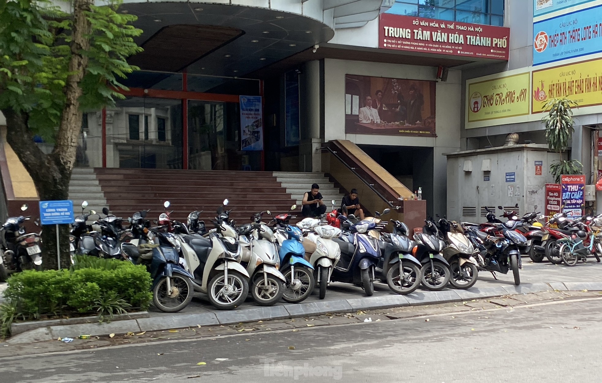 Imágenes contrastantes entre aceras alquiladas y no alquiladas en Hanoi (foto 9)