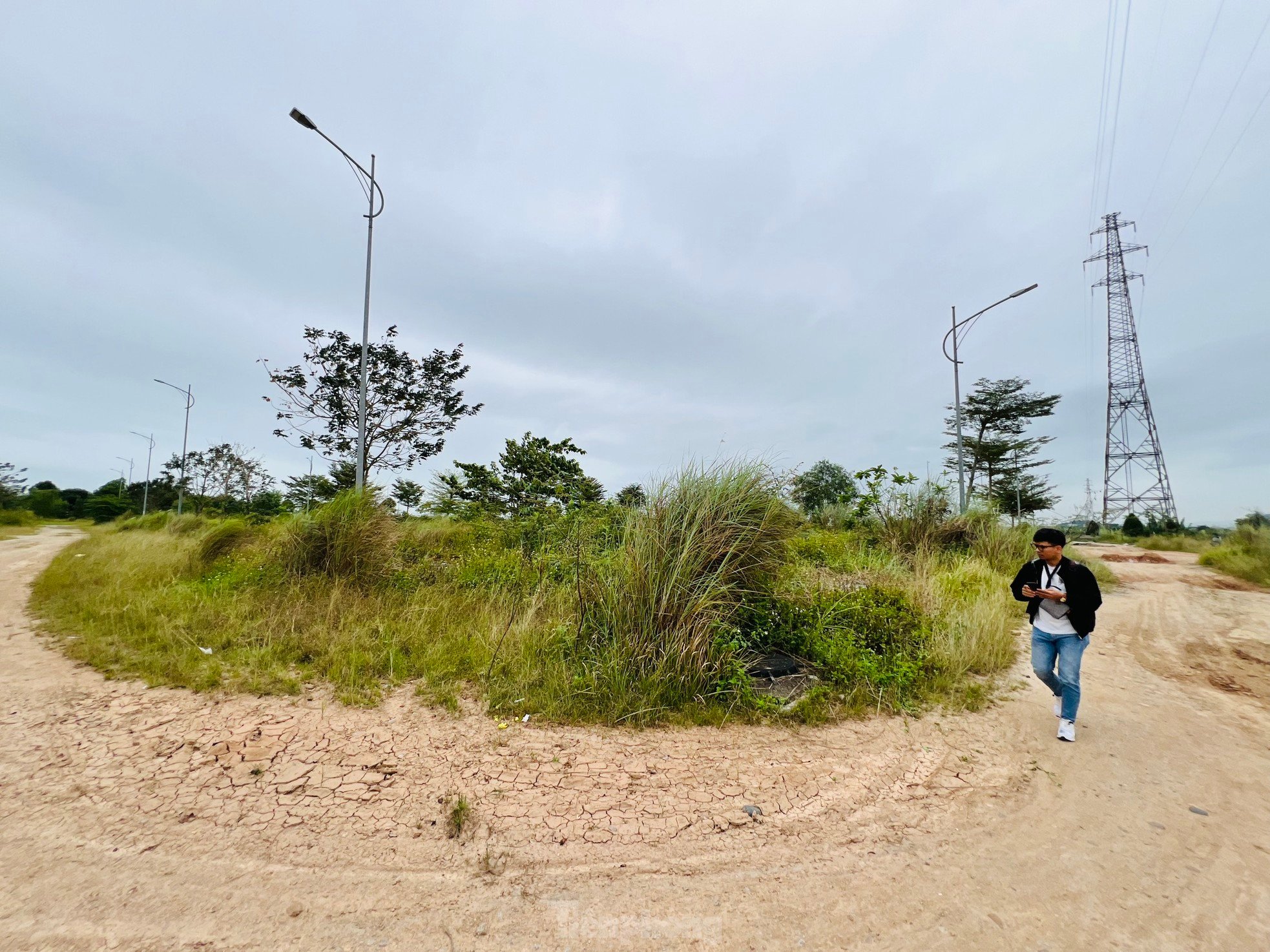 Pasto crecido y basura acumulada en un proyecto residencial de 400 mil millones de dólares en Quang Ngai, foto 2