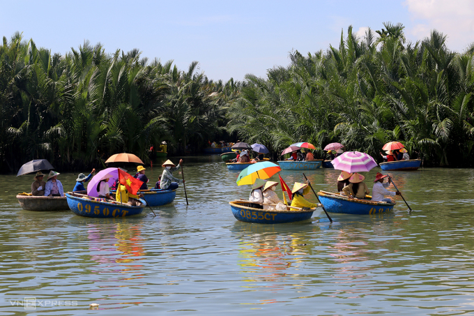 Mỗi hàng rừng dừa Cẩm Thanh thu hút hàng ngàn du khách đi thuyền thúng tham quan. Ảnh: Đắc Thành