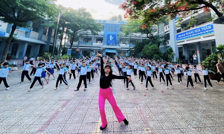 Ms. Ngoc Ha guides students in practice