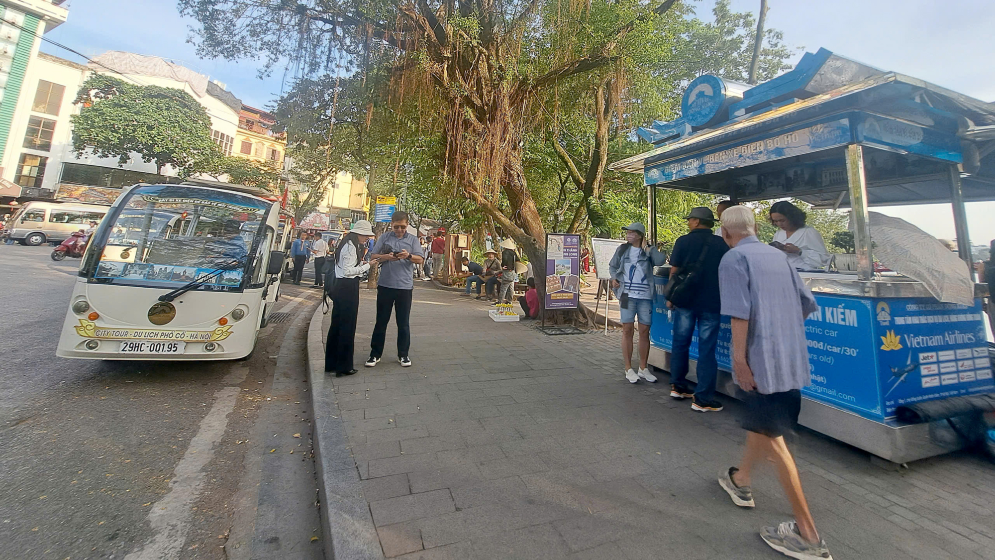 Hà Nội: Đề xuất xe điện 4 bánh chở khách metro, xe buýt- Ảnh 2.