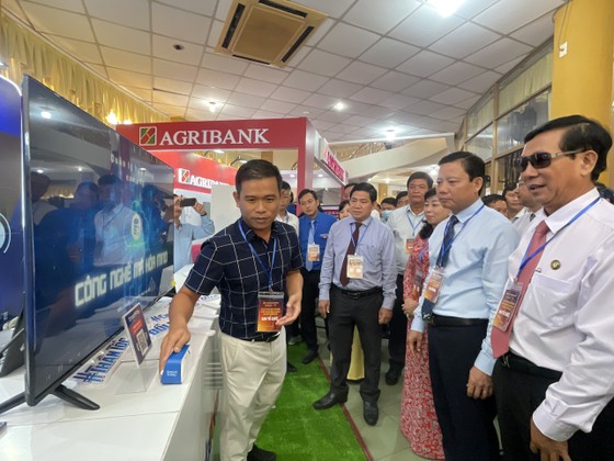 Ông Phạm Tấn Hòa, Phó Chủ tịch UBND tỉnh Long An (thứ 2 từ phải sang) nghe hướng dẫn quy trình công nghệ mới về chuyển đổi số ảnh 2