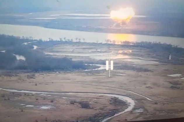 World - Ukrainian military convoy attacked, armored vehicle exploded, engulfed in fire (Photo 2).