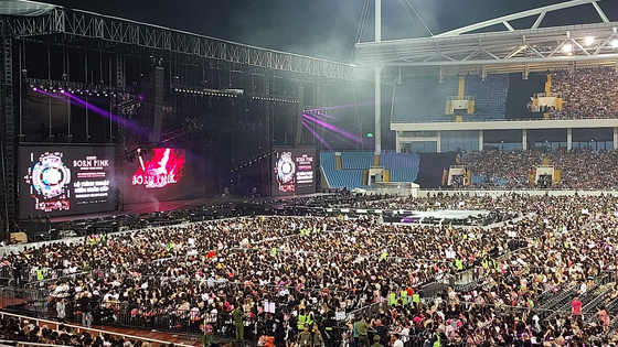 Environ 36 000 spectateurs ont bravé la pluie pour assister au concert de BlackPink à Hanoi.