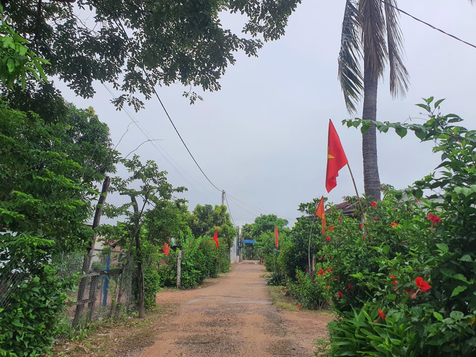 Tại đây, nhà nào cũng treo Quốc kỳ chào mừng Tết Độc lập.