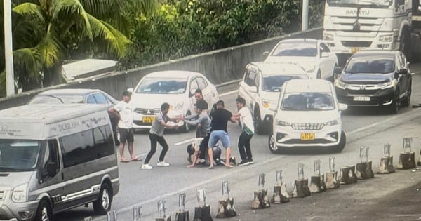 Group of people beat up driver on Ho Chi Minh City - Long Thanh highway