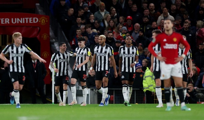 Cầu thủ Man Utd thất vọng trong trận thua Newcastle 0-3 trên sân nhà Old Trafford ở vòng 1/8 Cup Liên đoàn. Ảnh: Reuters