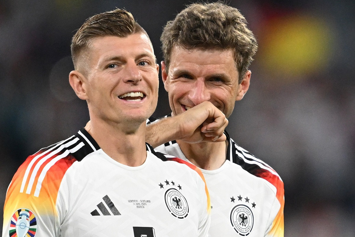 Toni Kroos thomas muller.jpg