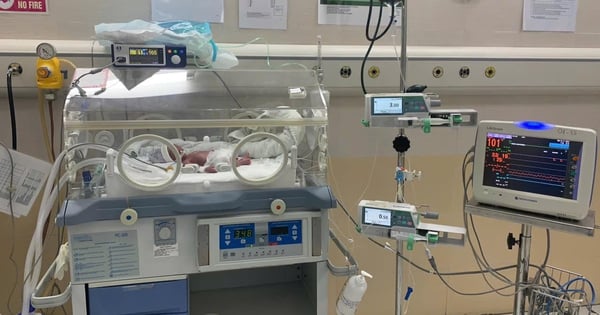 Neugeborenes Baby ausgesetzt in Plastiktüte vor Krankenhaus in Hanoi gefunden